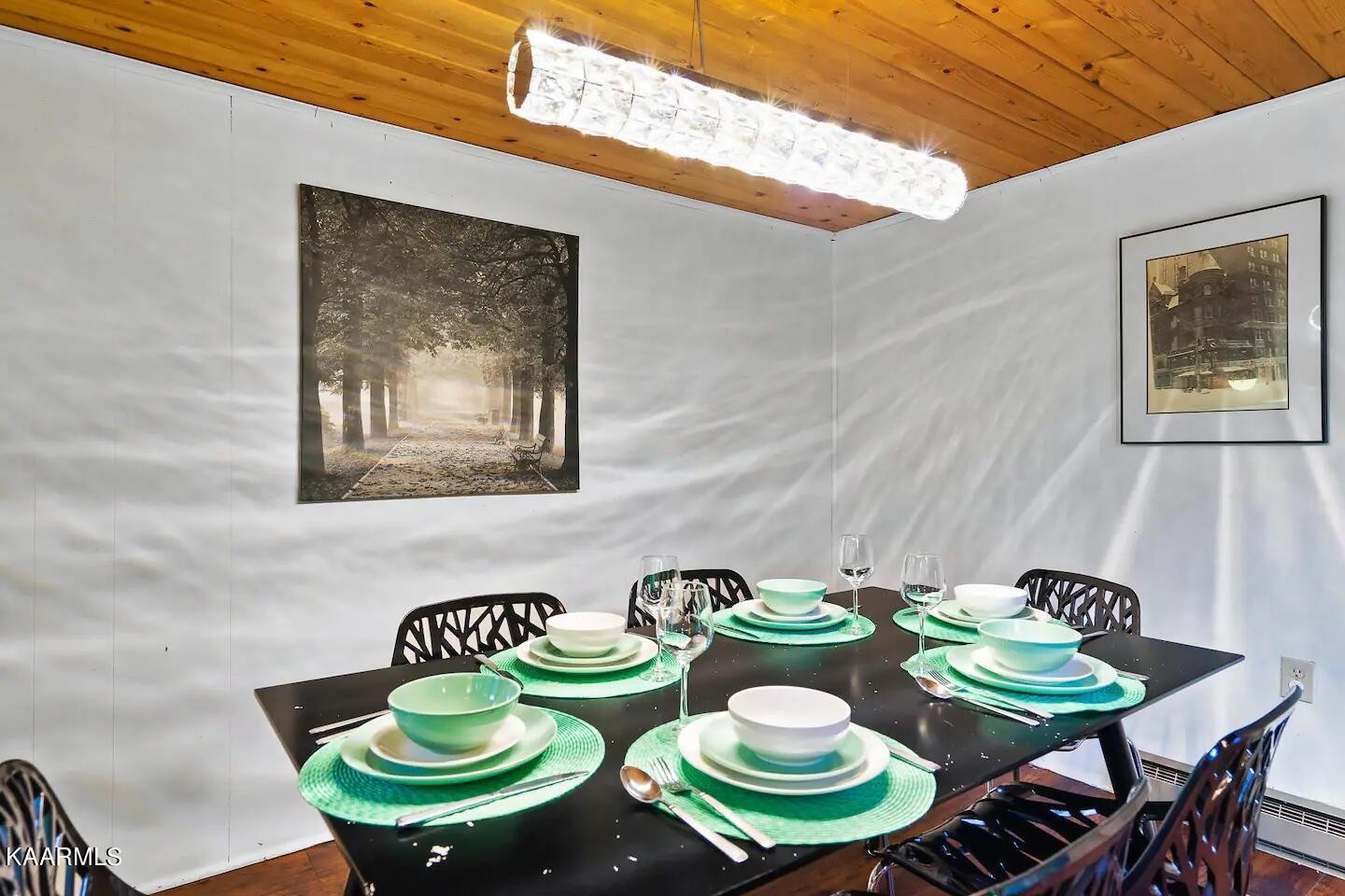 1424 Zurich Road Gatlinburg, TN 37738 - Photo 7 of 27 a table and chairs in a dining room