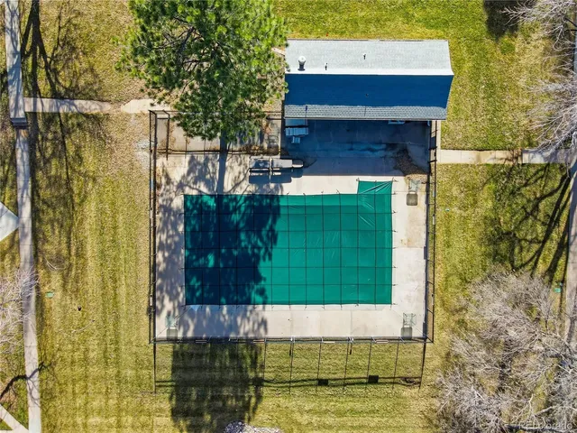 a view of entryway with garden