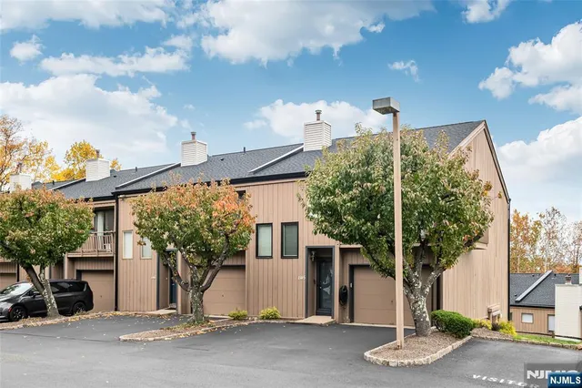 $549,000 | 1146 Stephanie Drive, Caldwell, NJ 07006