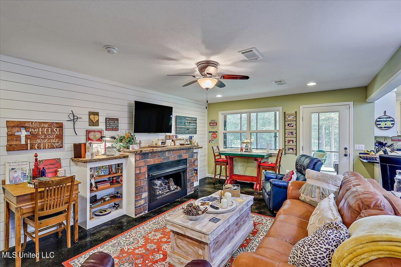 2568 Highway 481 Raleigh, MS 39153 - Photo 19 of 89 Open Living Room With Views
