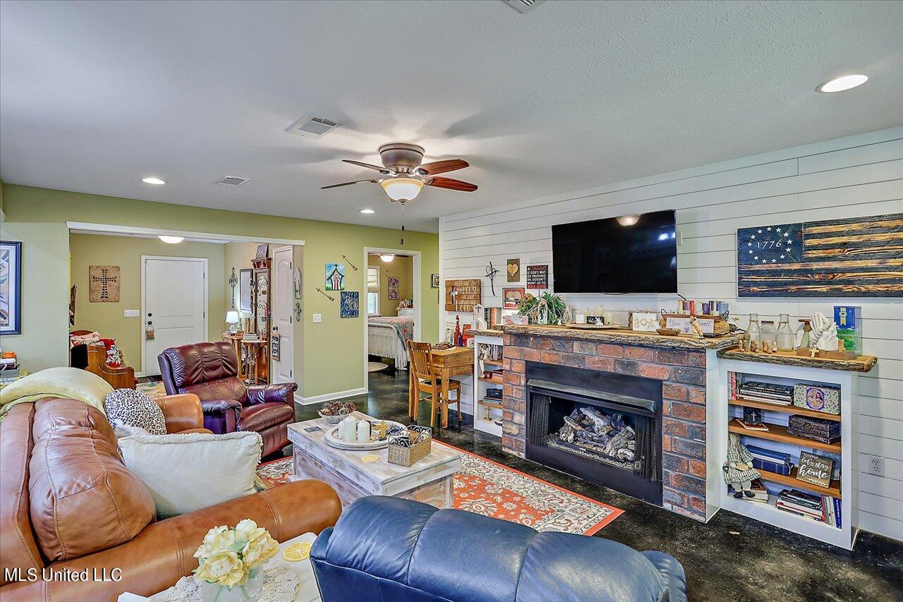 2568 Highway 481 Raleigh, MS 39153 - Photo 20 of 89 Living Room