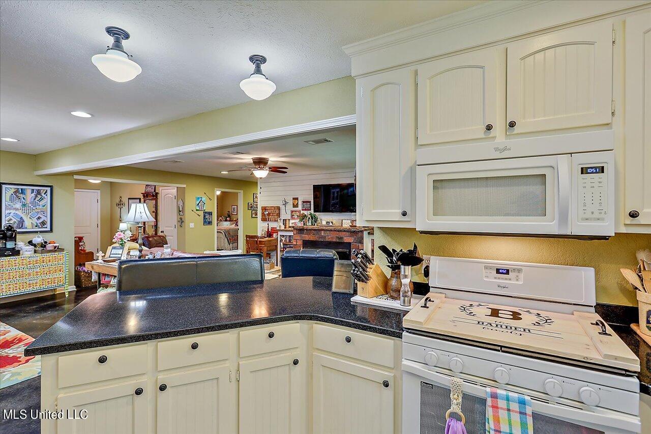 2568 Highway 481 Raleigh, MS 39153 - Photo 22 of 89 Open Kitchen