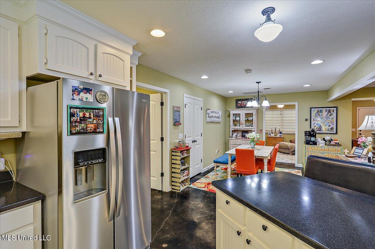 2568 Highway 481 Raleigh, MS 39153 - Photo 23 of 89 Kitchen/Dining