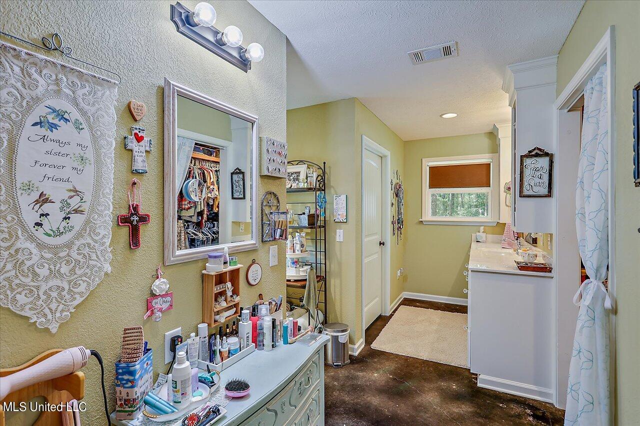 2568 Highway 481 Raleigh, MS 39153 - Photo 31 of 89 Master Bathroom