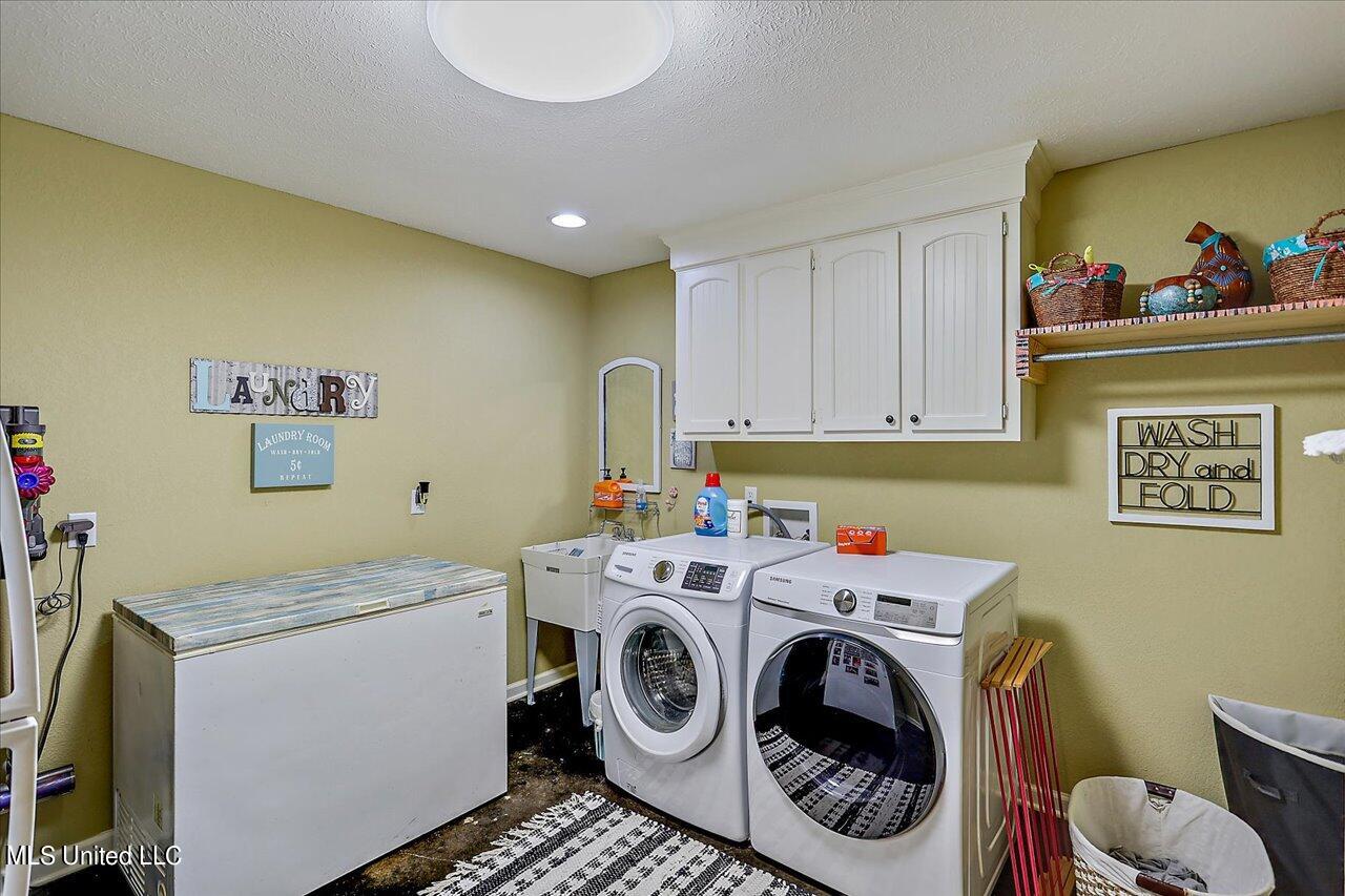 2568 Highway 481 Raleigh, MS 39153 - Photo 36 of 89 Laundry Room