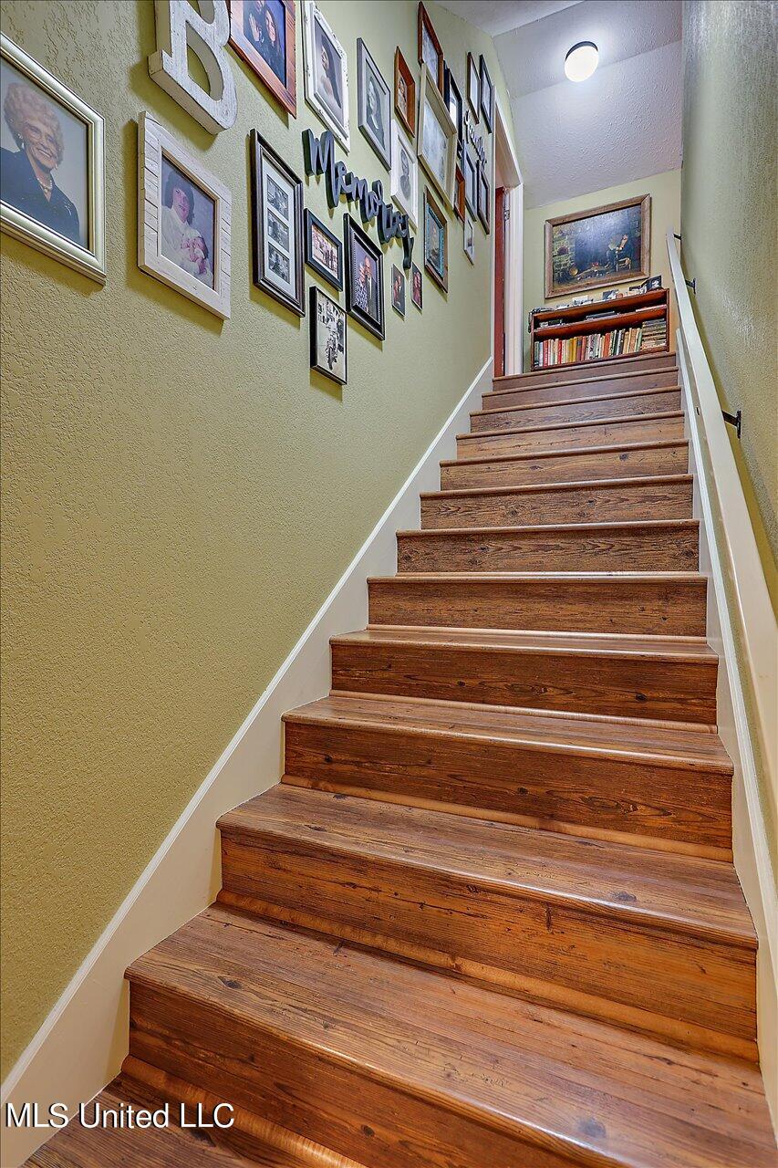 2568 Highway 481 Raleigh, MS 39153 - Photo 37 of 89 Staircase