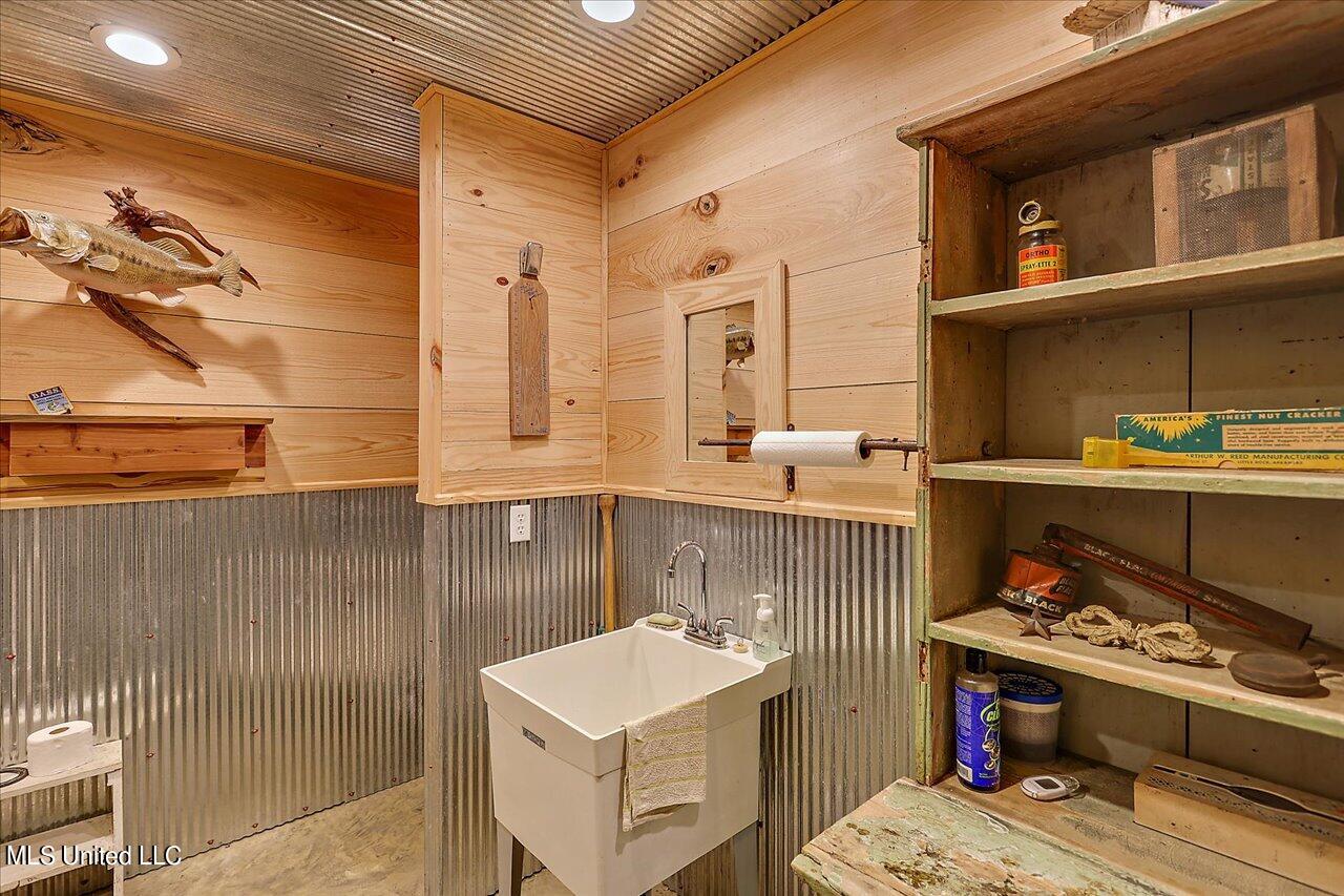 2568 Highway 481 Raleigh, MS 39153 - Photo 56 of 89 Barn Bathroom