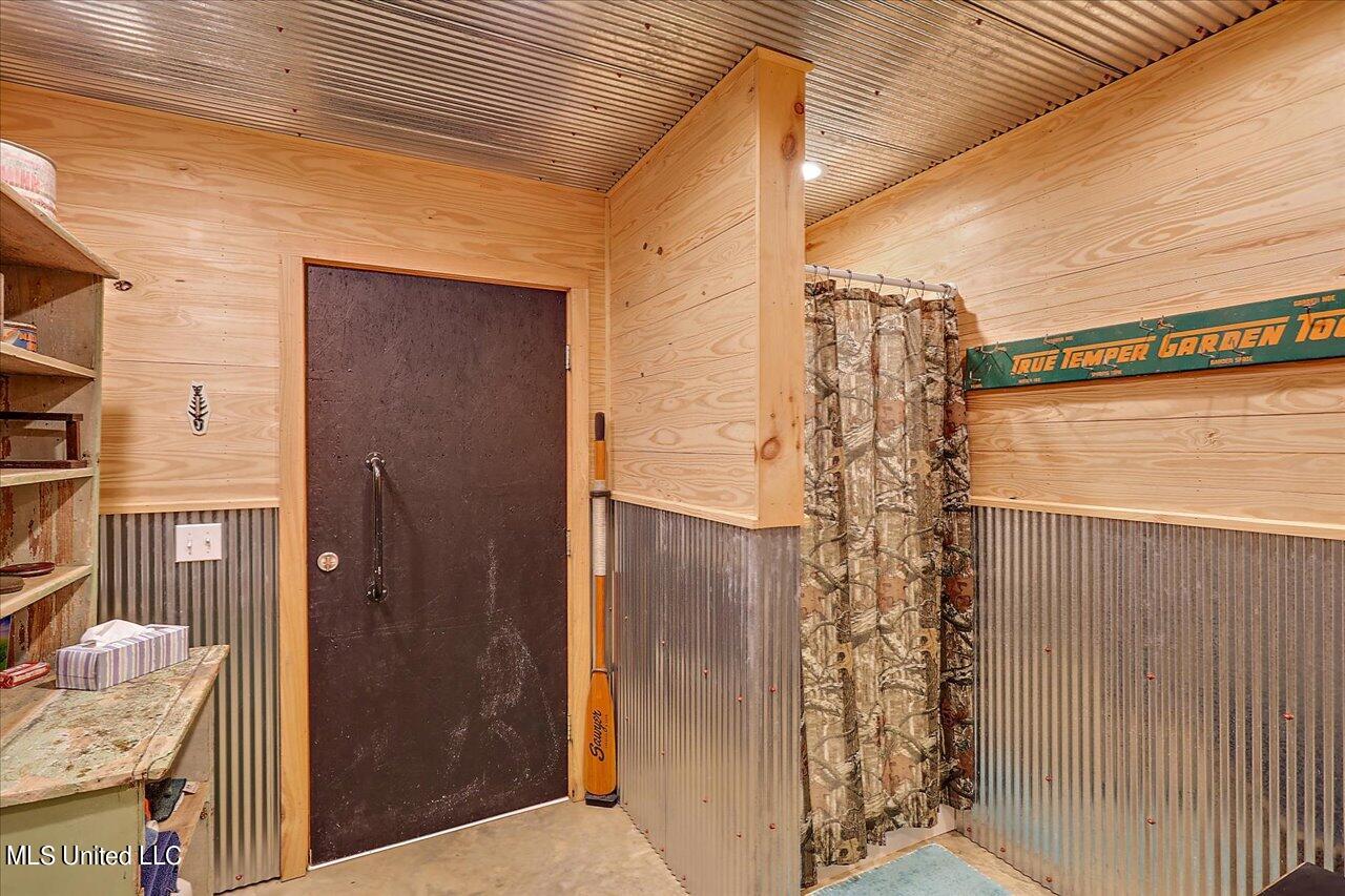 2568 Highway 481 Raleigh, MS 39153 - Photo 57 of 89 Barn Bathroom