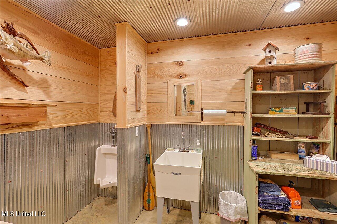 2568 Highway 481 Raleigh, MS 39153 - Photo 58 of 89 Barn Bathroom