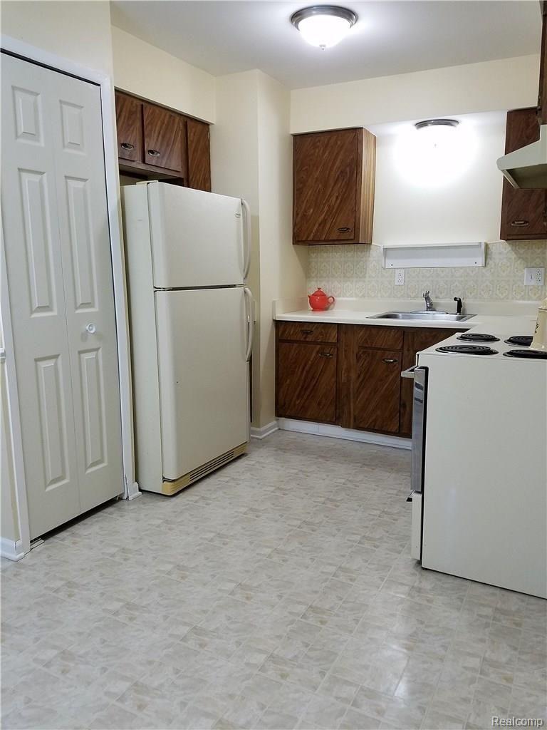 371 West Drahner Road, Unit 10 Oxford, MI 48371 - Photo 5 of 15 KITCHEN & PANTRY