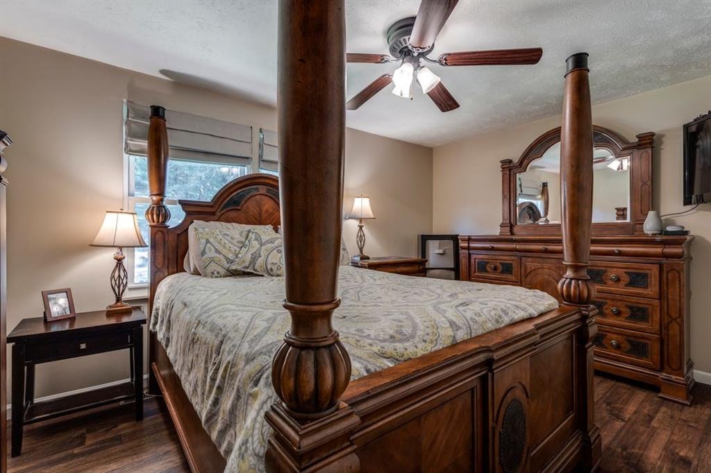 133 Glengarry Drive Coraopolis, PA 15108 - Photo 21 of 24 a living room with furniture and a chandelier