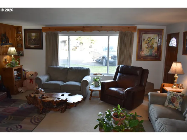 $378,900 | 2360 High Street, Reedsport, OR 97467