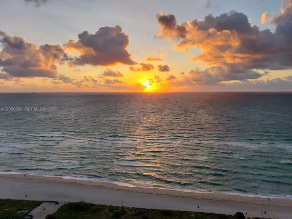 $3,700 | 2555 Collins Avenue, Unit 2207, Miami Beach, FL 33140