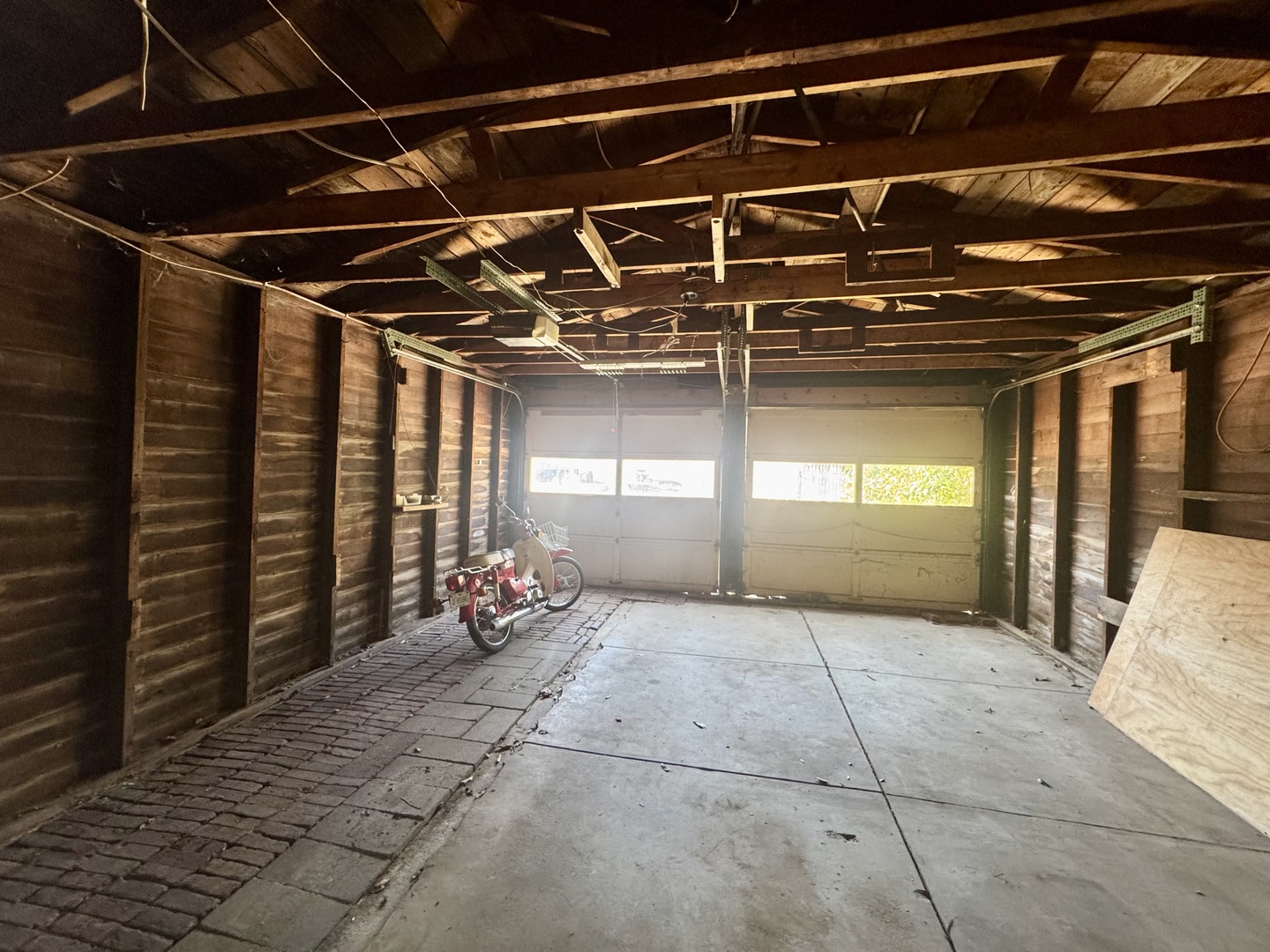 303 South Elm Street Clinton, IL 61727 - Photo 2 of 17 a view of porch with a table and chairs