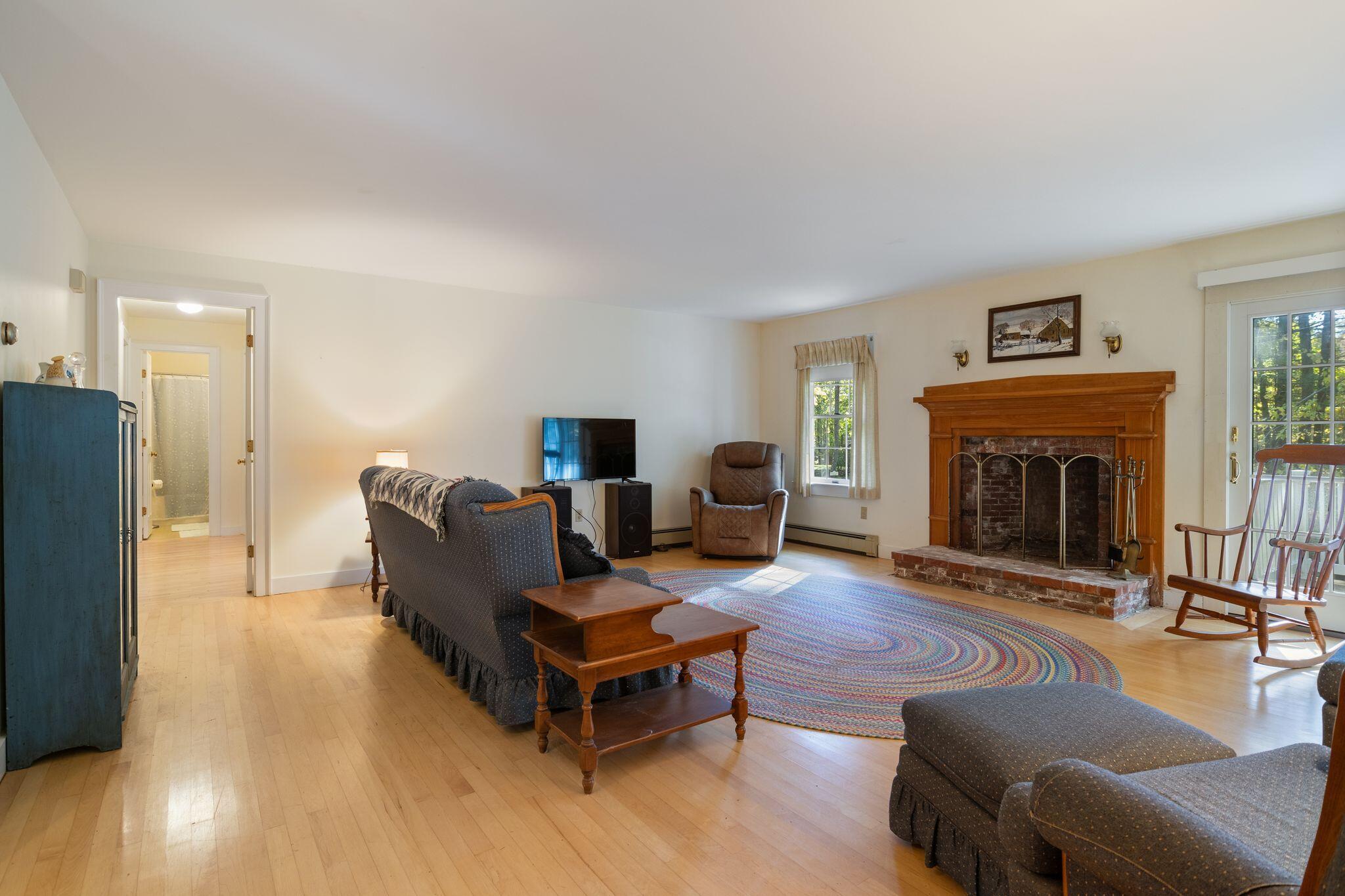 6 Passaic Road Cape Neddick, ME 03902 - Photo 12 of 35 Spacious living room