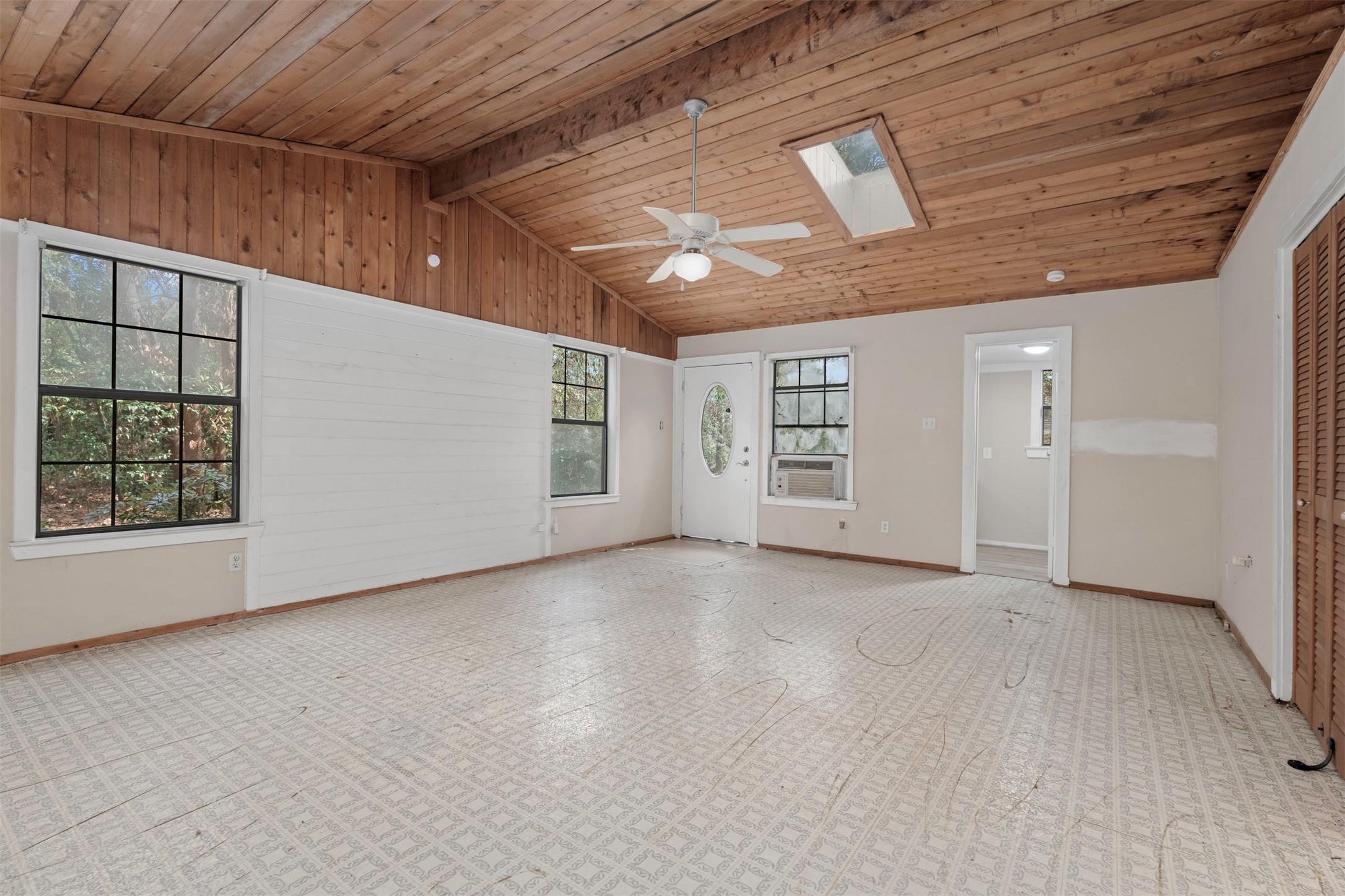 2322 Shadow Glen Lane Spring, TX 77386 - Photo 18 of 48 Large flex space, game-room or bedroom equipped with a bathroom.