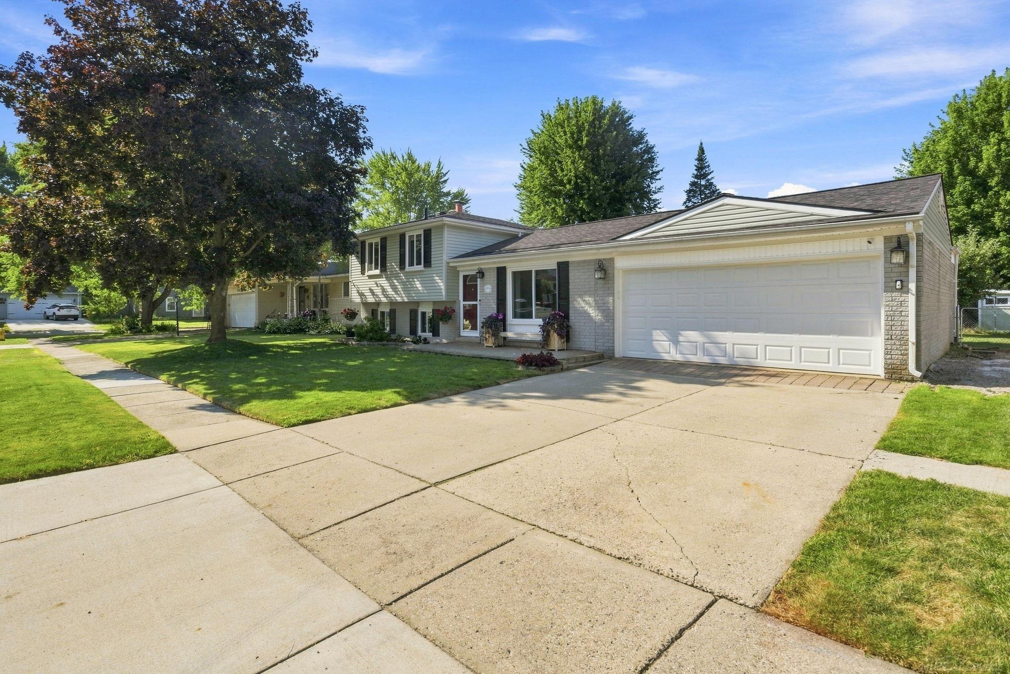 34710 Devonshire Road New Baltimore, MI 48047 - Photo 4 of 30 50217636-b22628bb-403b-4d55-8f49-1f689c00dfa6.JPG