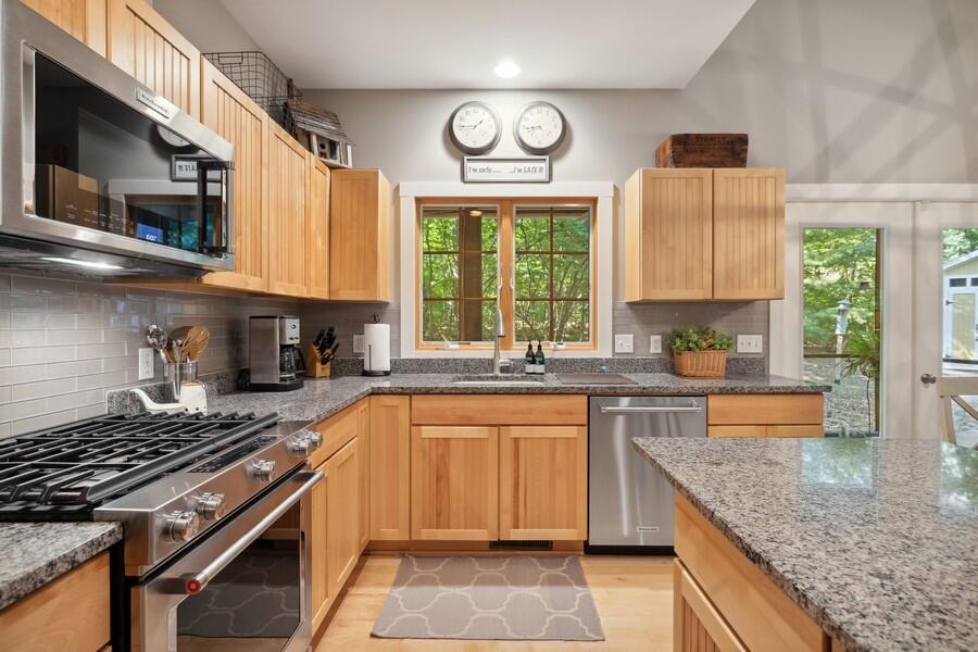 18798 Old Field Road New Buffalo, MI 49117 - Photo 5 of 45 06_18798OldFieldRd_177003_Kitchen_LowRes