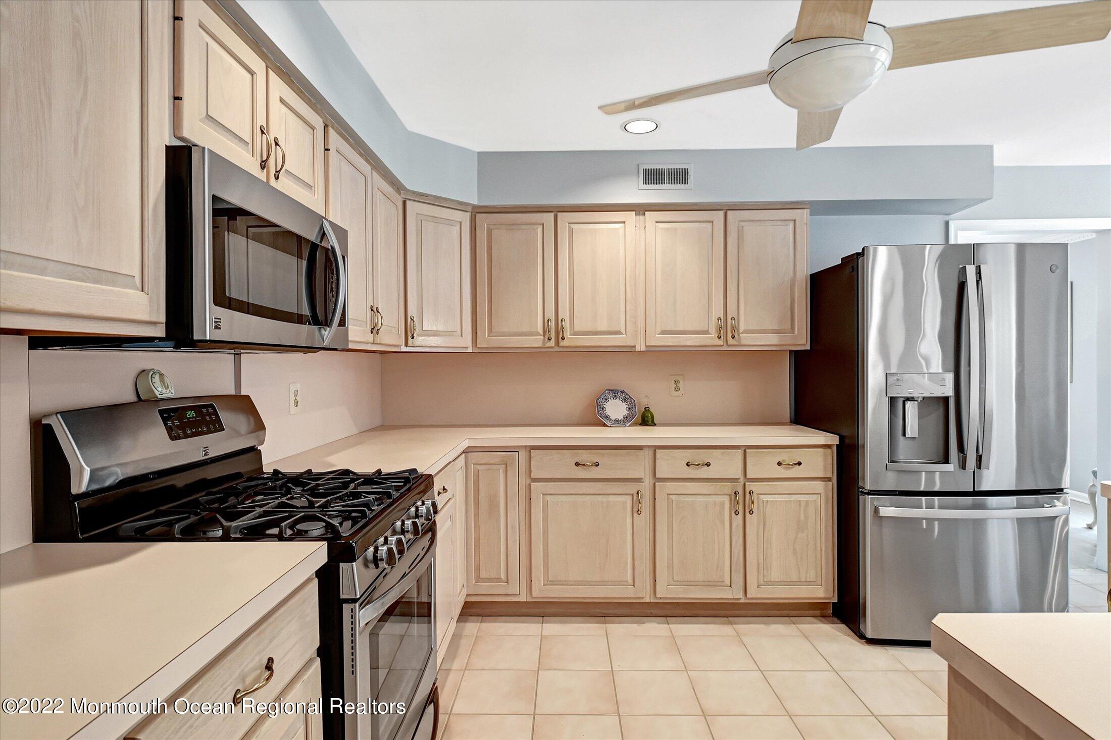 6 Falcon Ridge Circle Holmdel, NJ 07733 - Photo 17 of 43 15-Kitchen