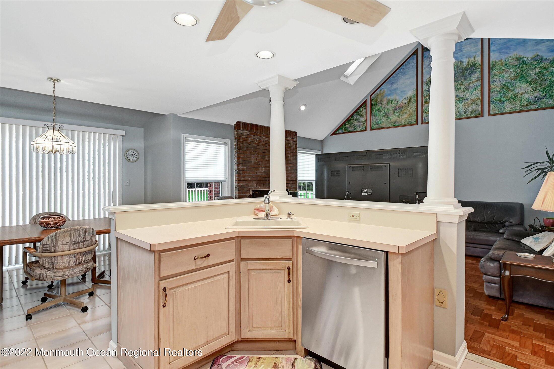 6 Falcon Ridge Circle Holmdel, NJ 07733 - Photo 18 of 43 16-Kitchen