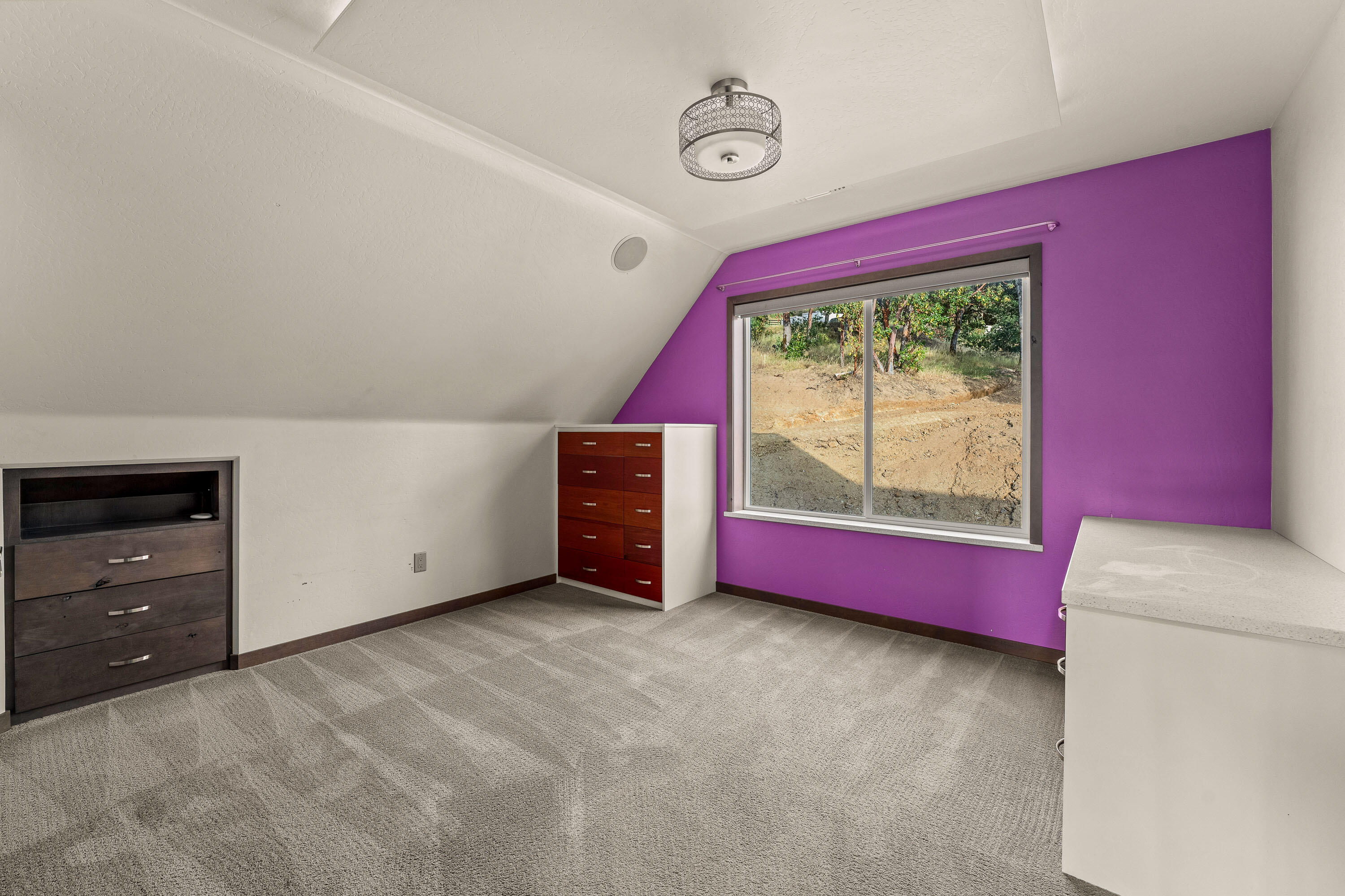 182 Wards Creek Road Rogue River, OR 97537 - Photo 56 of 80 a room with furniture and a window
