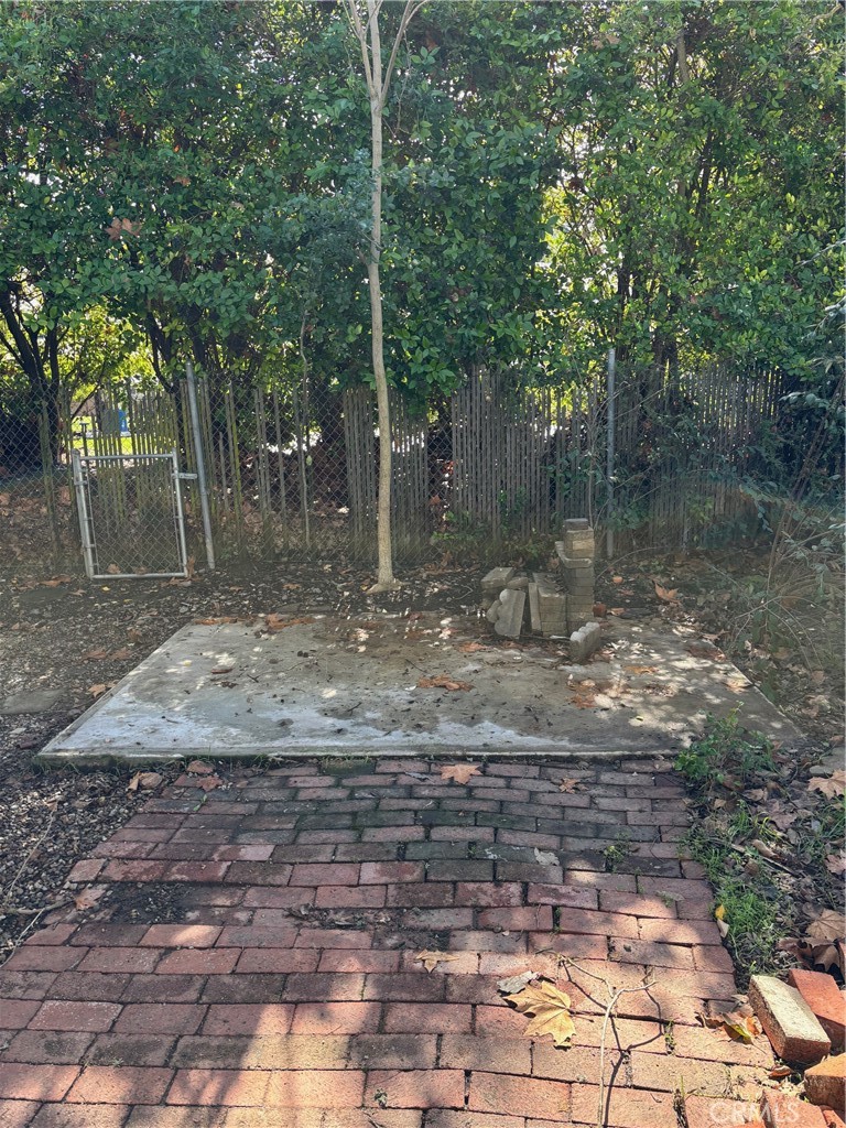 166 Via Robles, Unit 166 Paso Robles, CA 93446 - Photo 35 of 38 Carport side yard