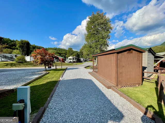 a view of a backyard