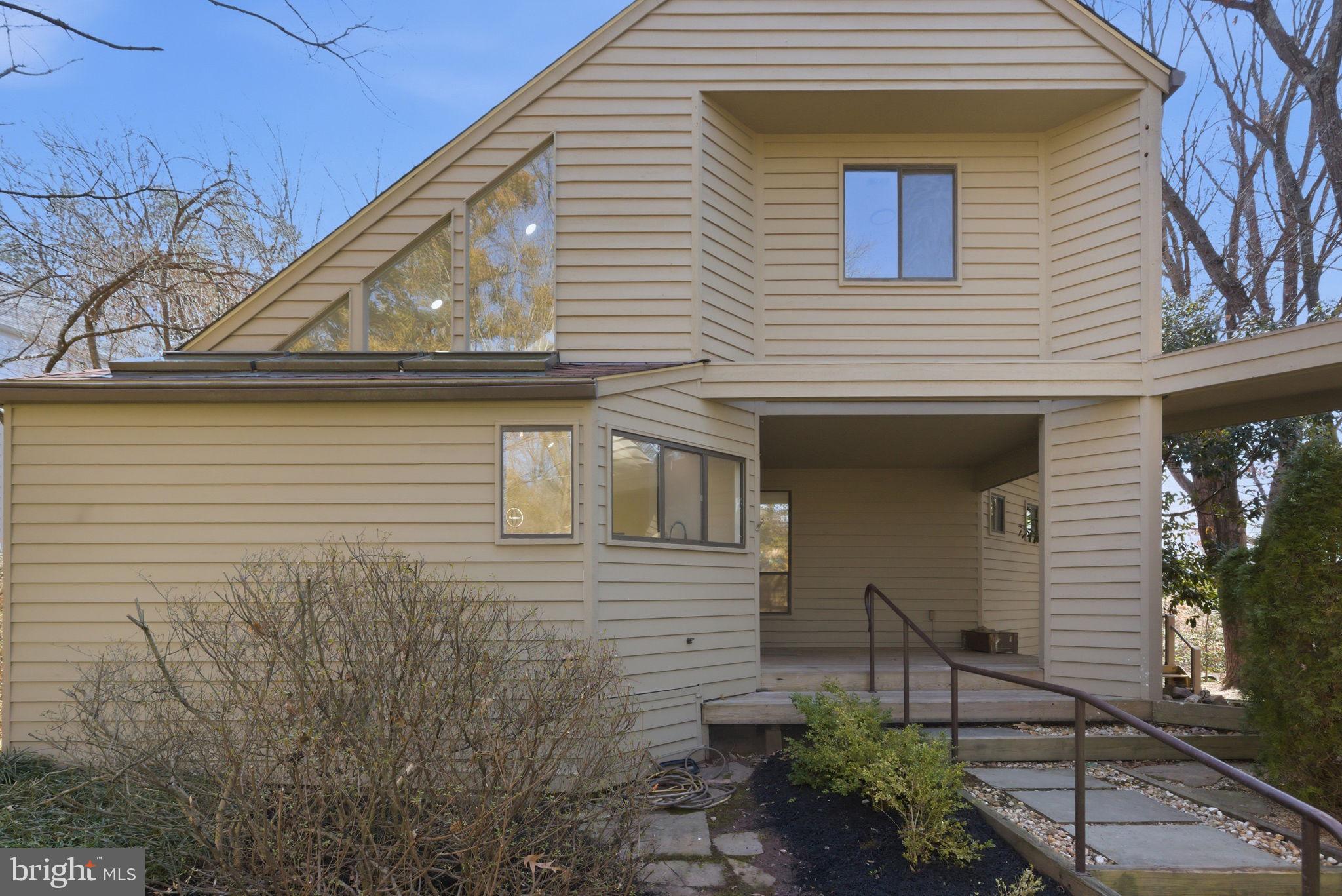 1671 Cedar Hollow Way Reston, VA 20194 - Photo 3 of 76 entry outside