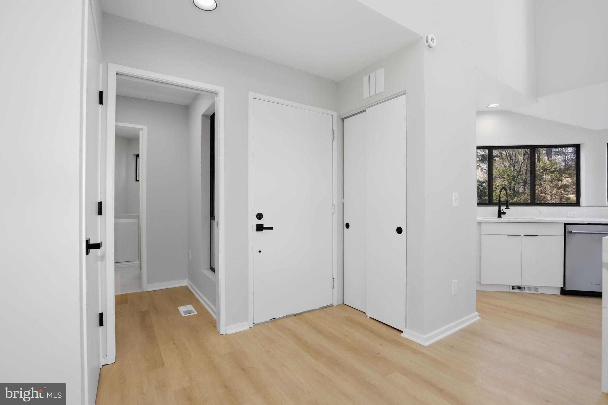 1671 Cedar Hollow Way Reston, VA 20194 - Photo 4 of 76 entry inside