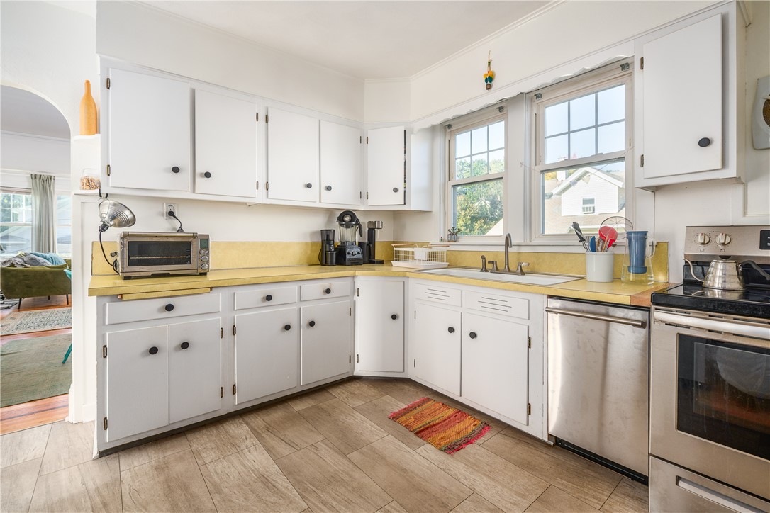 62 Overhill Road Providence, RI 02906 - Photo 11 of 50 2nd Floor