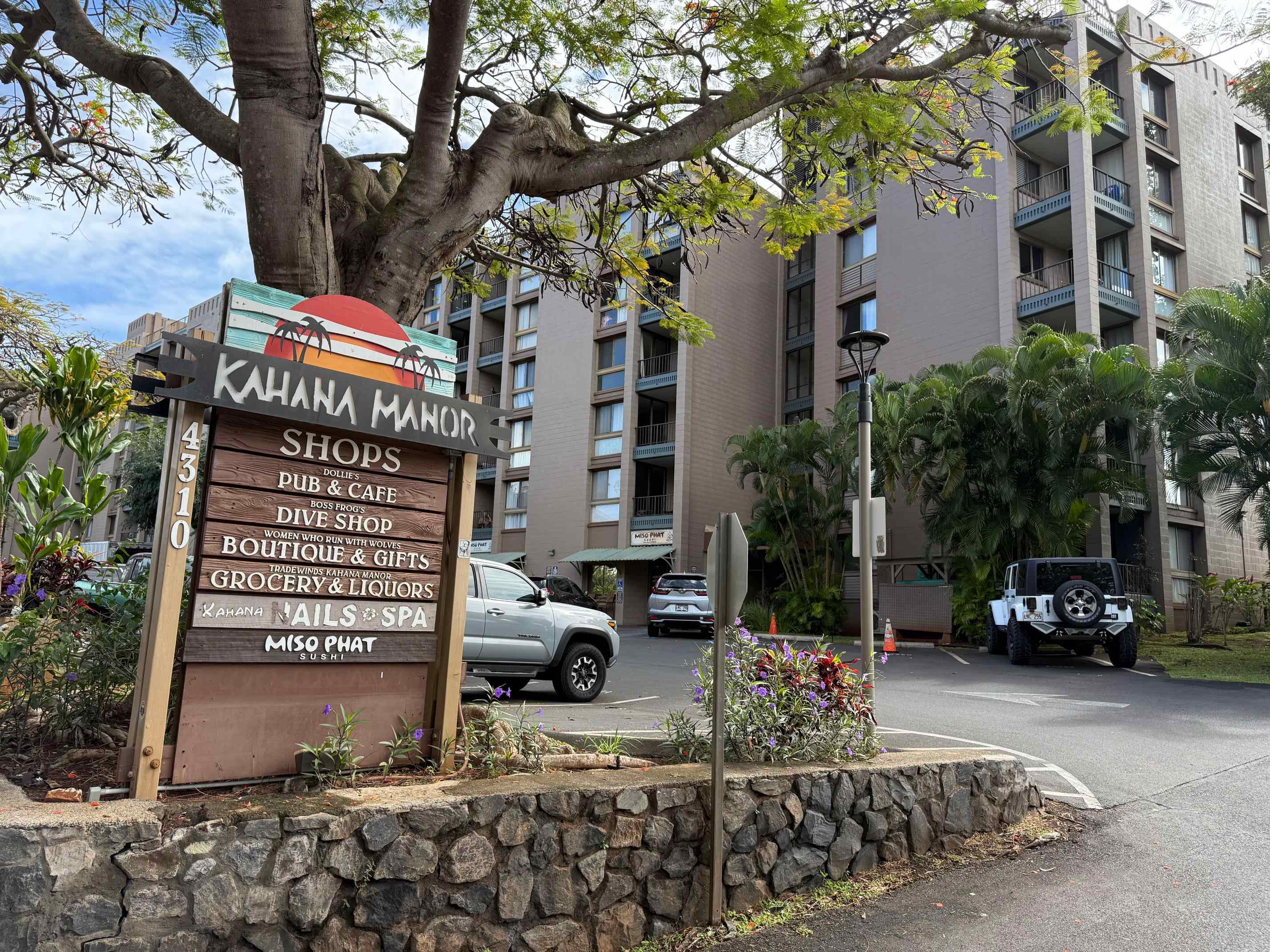4310 Lower Honoapiilani Road, Unit 315 Lahaina, HI 96761 - Photo 1 of 20 a front view of a building
