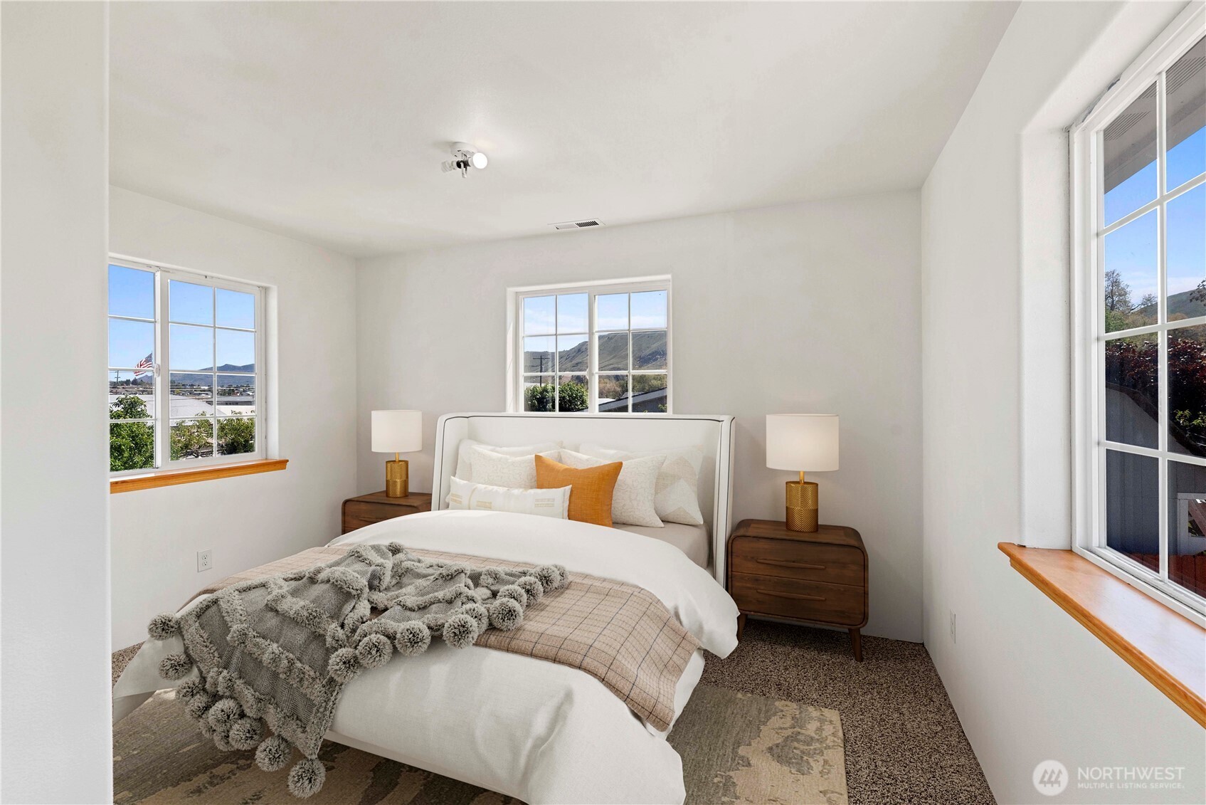 203 Marr Street Wenatchee, WA 98801 - Photo 21 of 22 a bedroom with a bed and a window