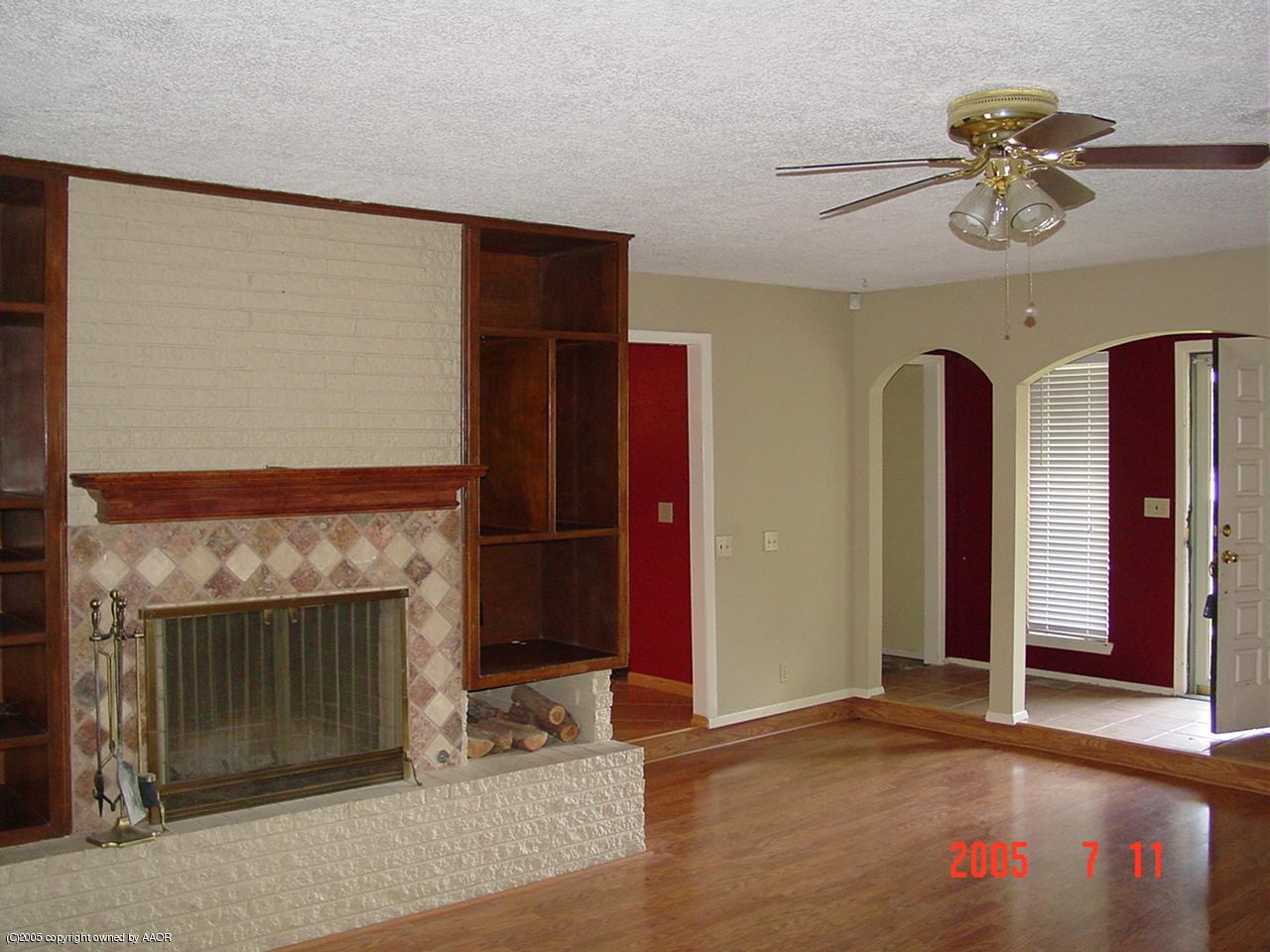 7200 Gainsborough Road Amarillo, TX 79106 - Photo 2 of 3 Living Room