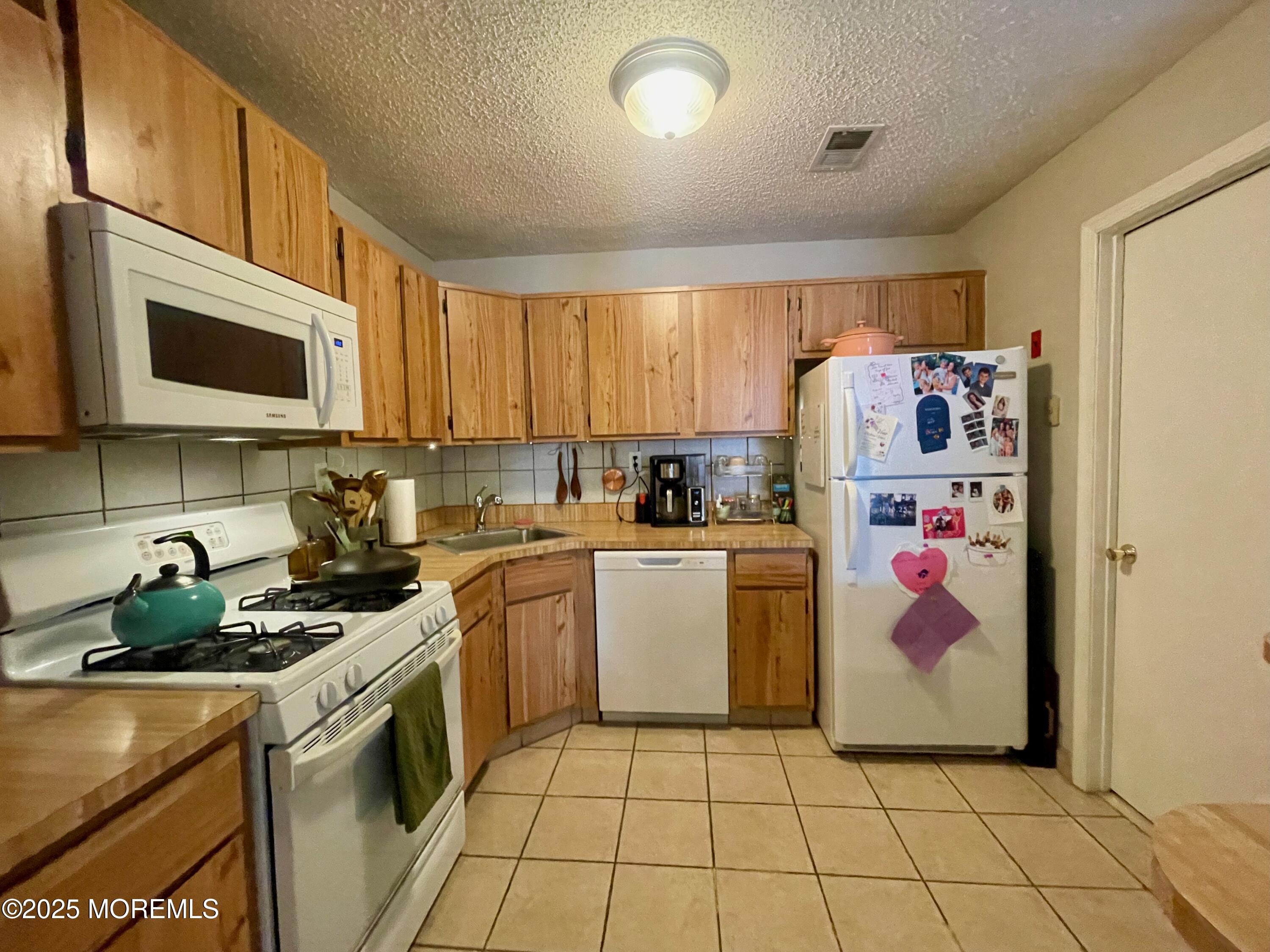 57 Frontier Way Tinton Falls, NJ 07753 - Photo 4 of 15 -