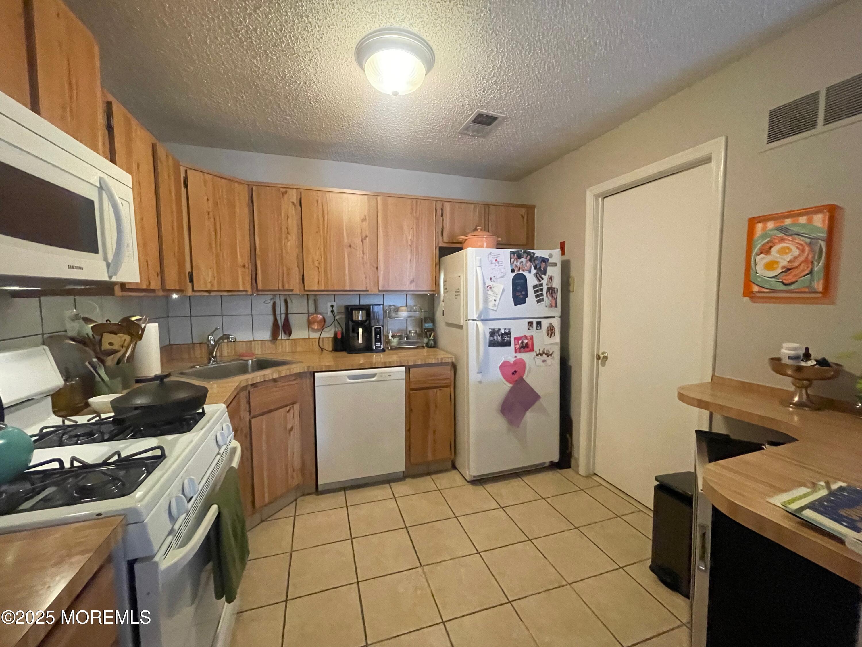 57 Frontier Way Tinton Falls, NJ 07753 - Photo 5 of 15 -