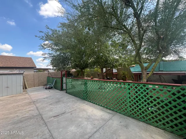 a view of a backyard