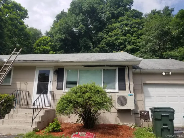 a view of outdoor space yard and porch