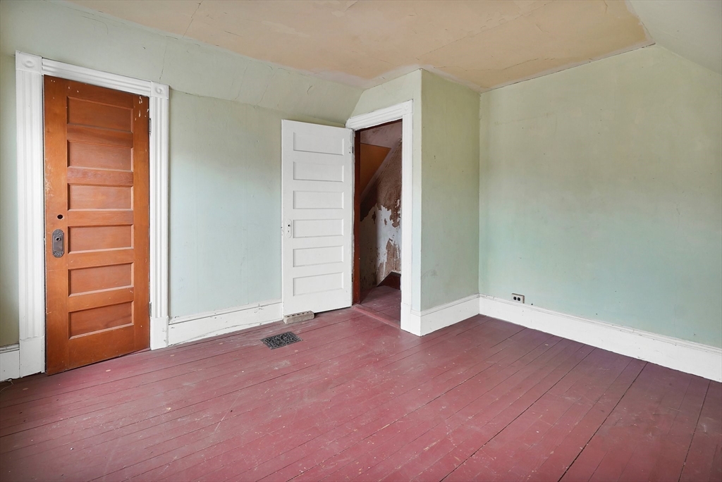 86-88 Chestnut Street Springfield, MA 01151 - Photo 30 of 40 an empty room with closet