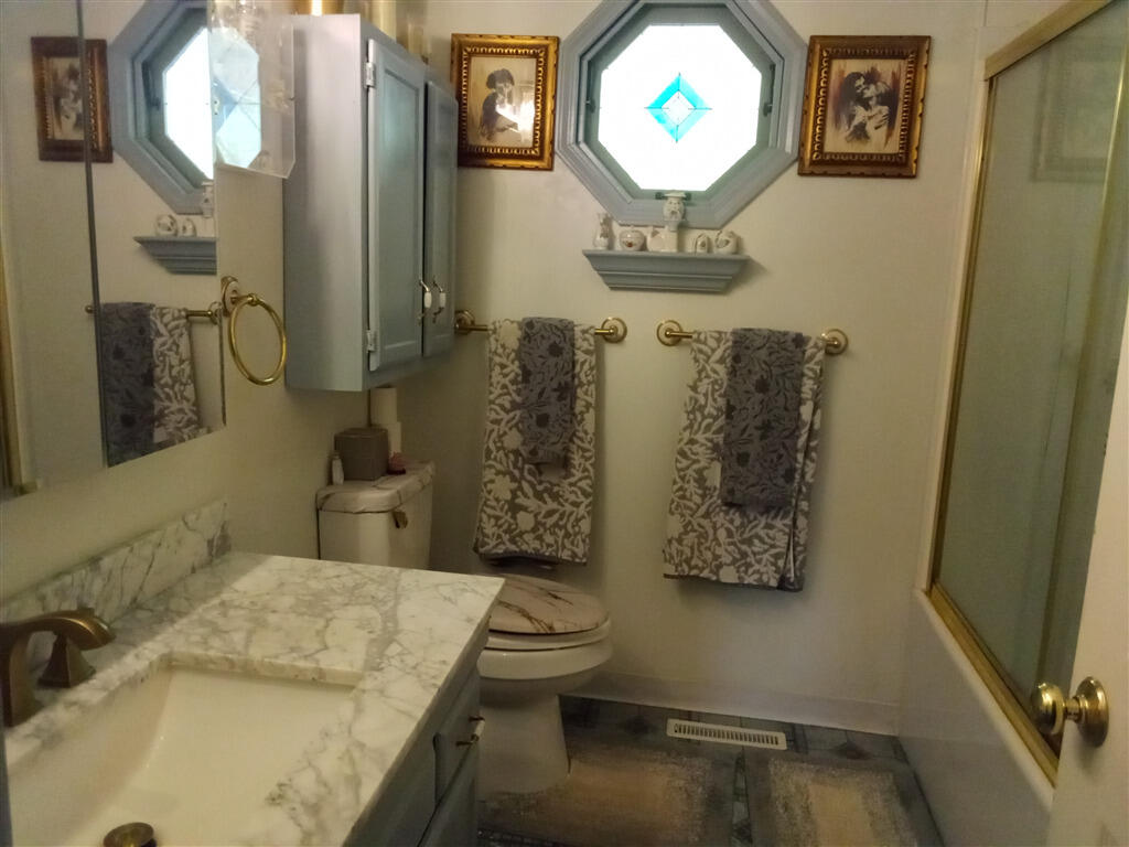 102 Keswick Farm Road Troutville, VA 24175 - Photo 5 of 6 201917fullbthrm2_201917_S