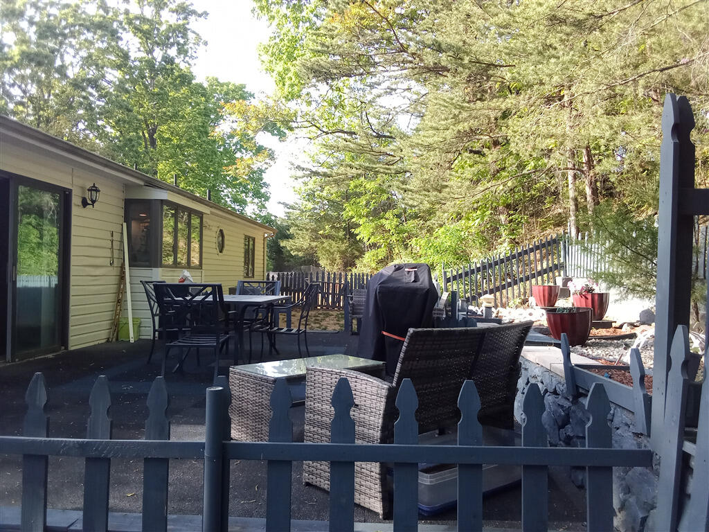 102 Keswick Farm Road Troutville, VA 24175 - Photo 6 of 6 201918deck_201918_S