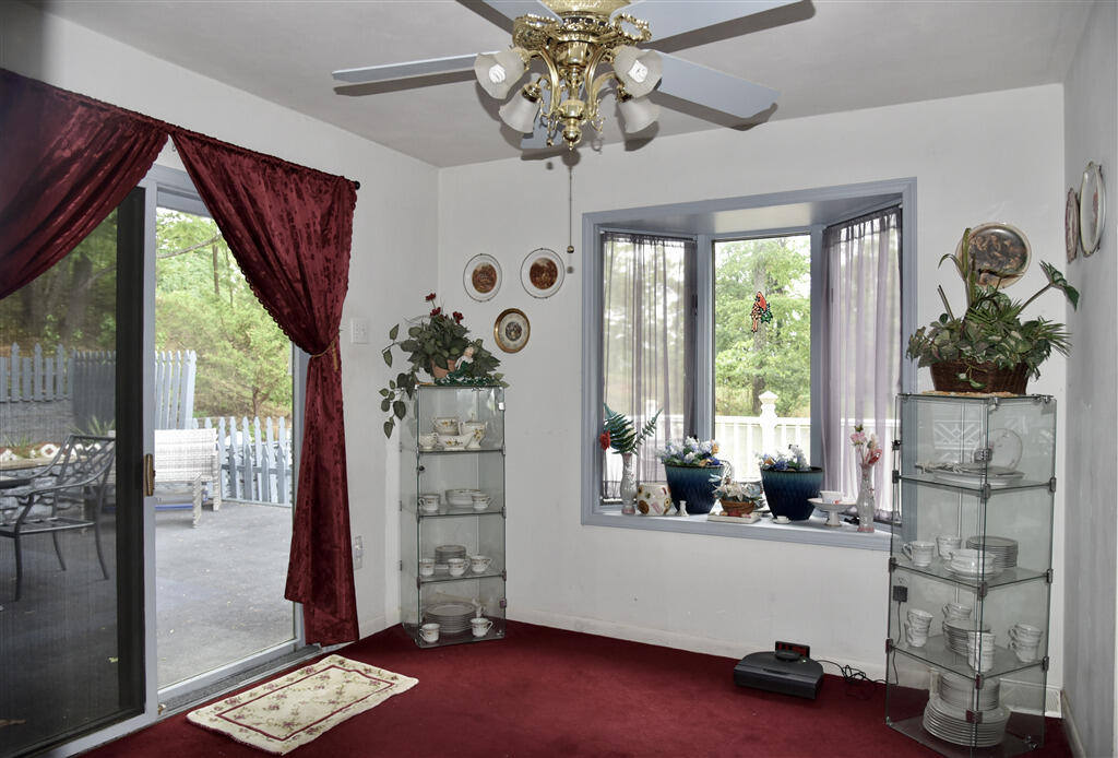 102 Keswick Farm Road Troutville, VA 24175 - Photo 6 of 29 a living room with windows