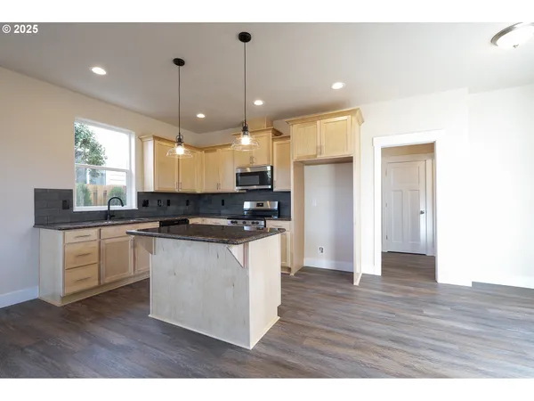 $379,900 | 119 East Jersey Street, Gladstone, OR 97027