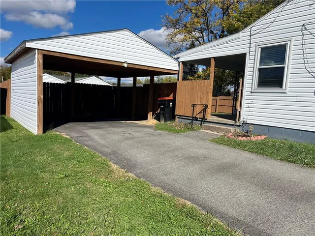 a view of backyard of the house