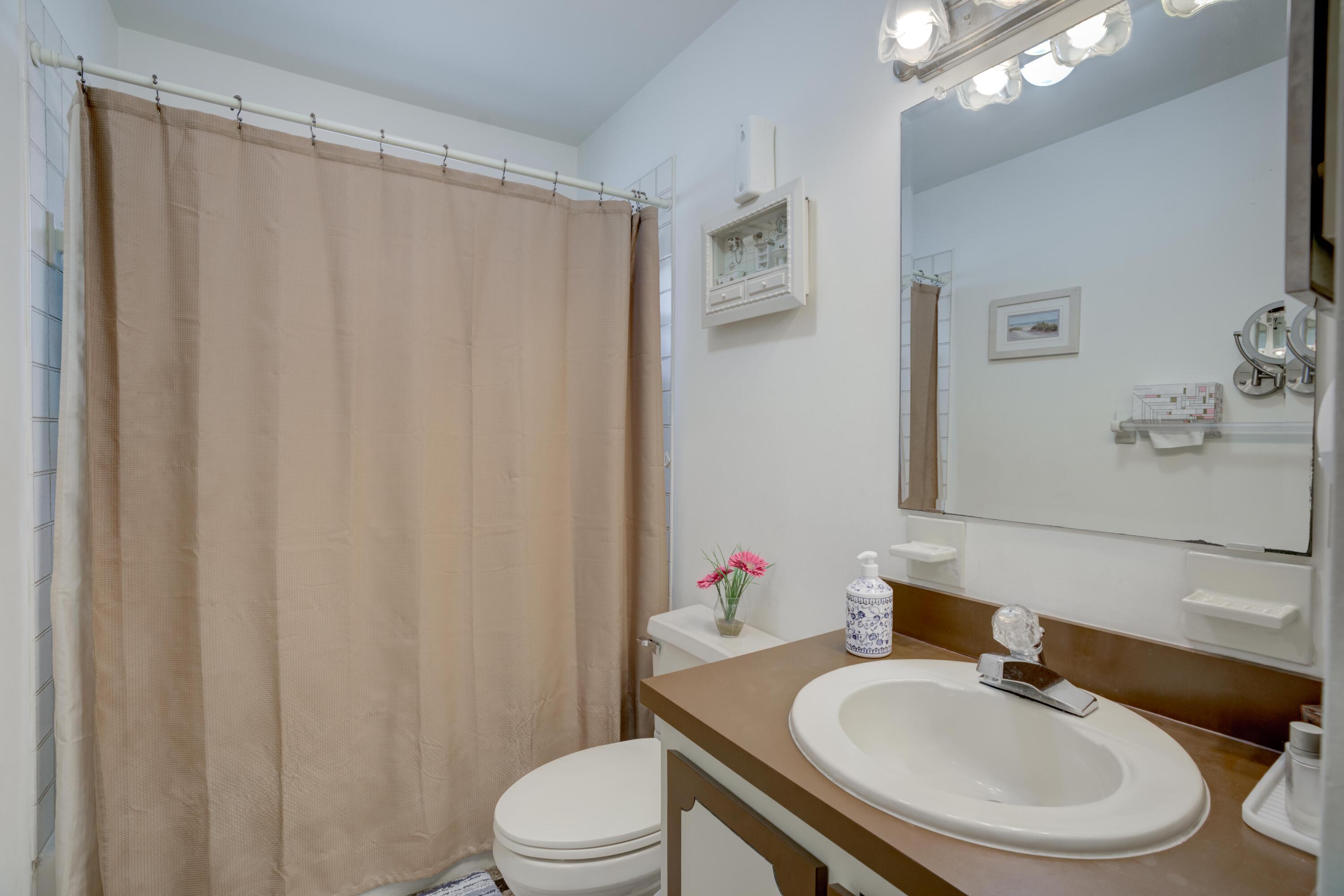 9524 Southeast Cove Point Street Jupiter, FL 33469 - Photo 39 of 58 Guest bath