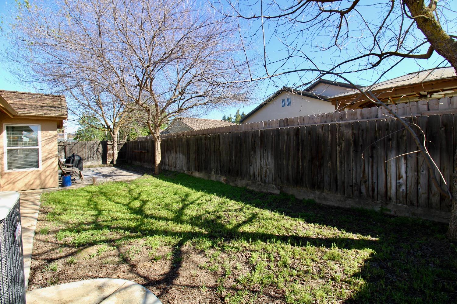 554 St Michelle Drive Madera, CA 93637 - Photo 18 of 19 a backyard of a house