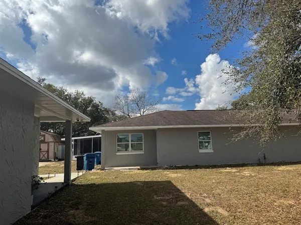 a view of backyard of the house