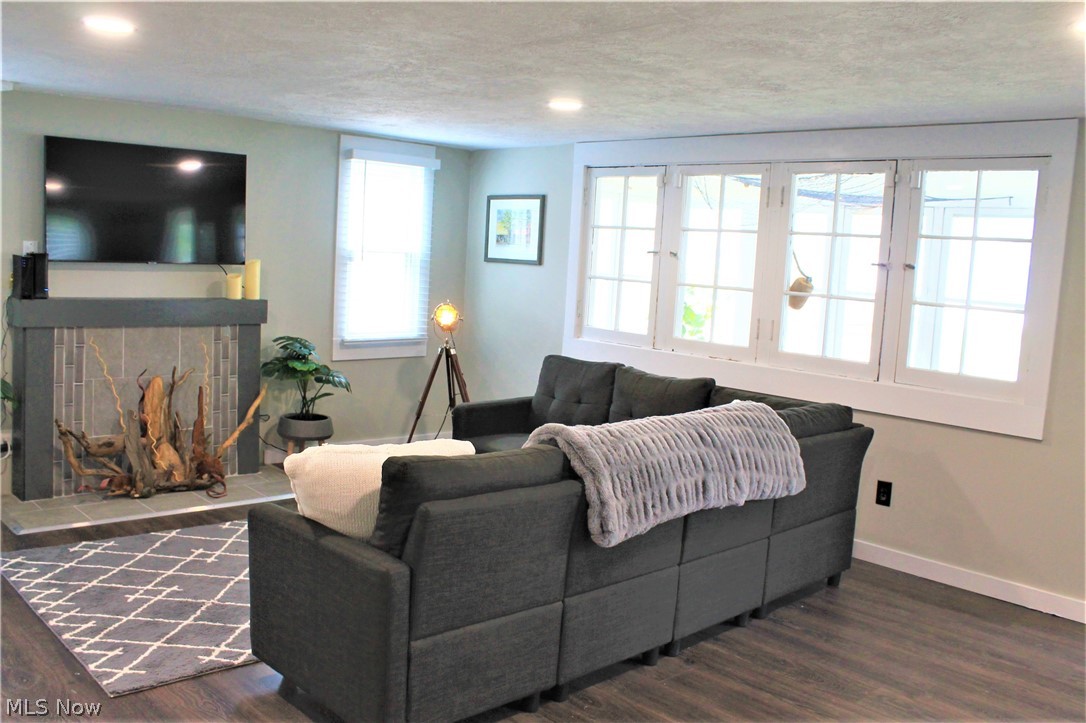 291 Cummings Road Vermilion, OH 44089 - Photo 7 of 24 Living Room