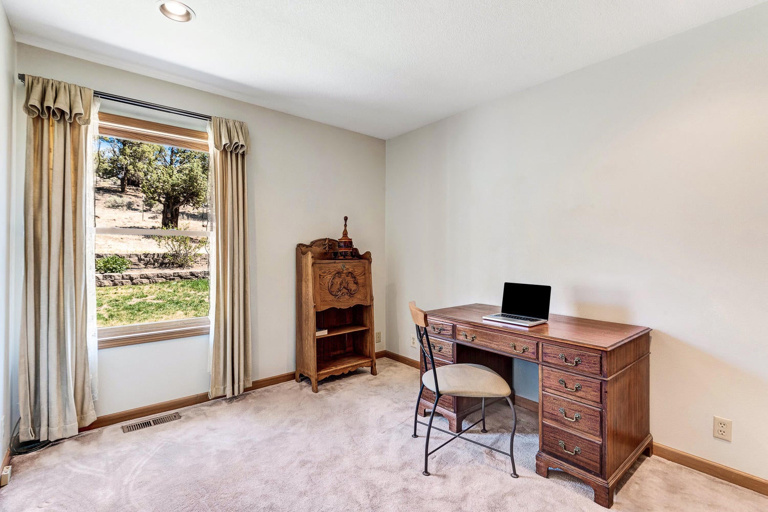 19310 Dayton Road Bend, OR 97703 - Photo 18 of 40 Second guest room or office.
