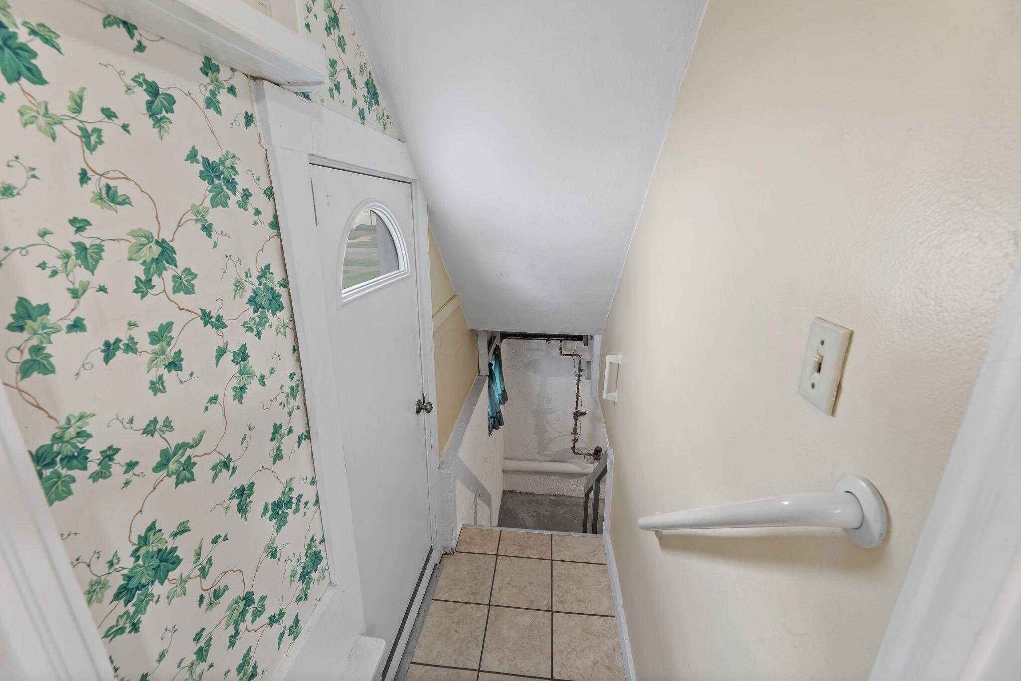 206 Jefferson Road Newark, OH 43055 - Photo 11 of 39 Stairs