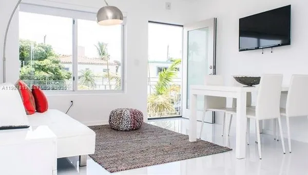 $1,950 | 801 15th Street, Unit 208, Miami Beach, FL 33139